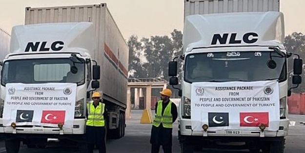 Pakistan'dan depremzedeler için 16 tır yola çıktı