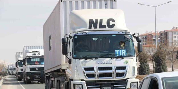 Pakistan'dan gönderilen 20 yardım tırı depremden etkilenen Malatya'ya ulaştı! Korkutan manzara karşısında duyarsız kalmadılar