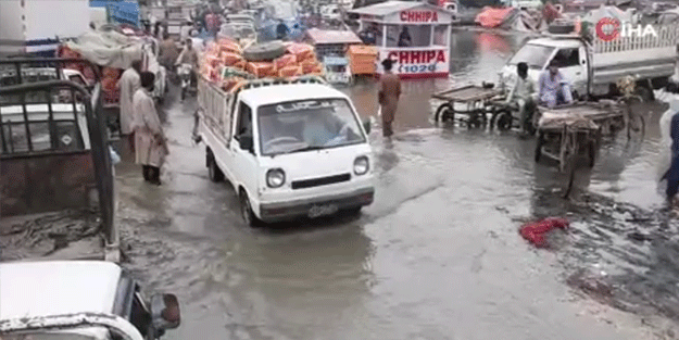 Pakistan’ı fırtına vurdu: 19 ölü
