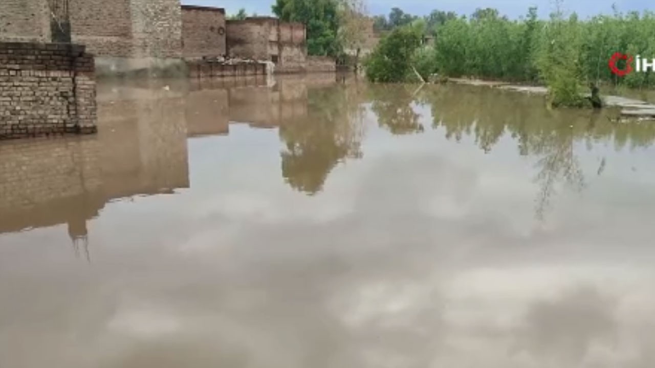 Pakistan’ı sel ve fırtına vurdu! 8 kişi öldü