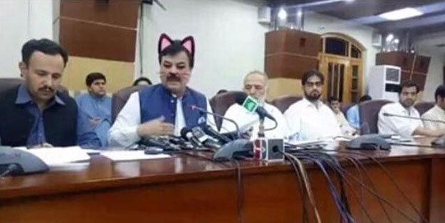 Pakistanlı Bakan açık unutulan 'kedi kulağı'nın kurbanı oldu
