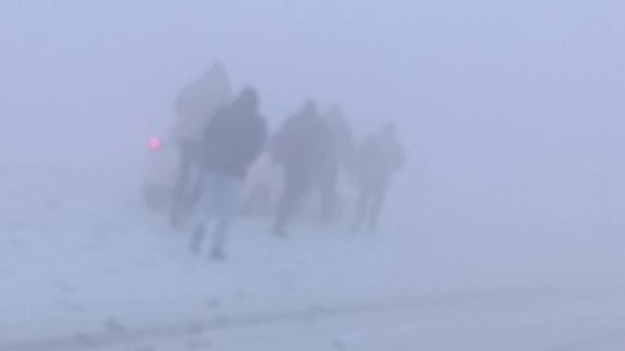 Palandöken geçidinde sis ve tipi nedeniyle onlarca araç mahsur kaldı