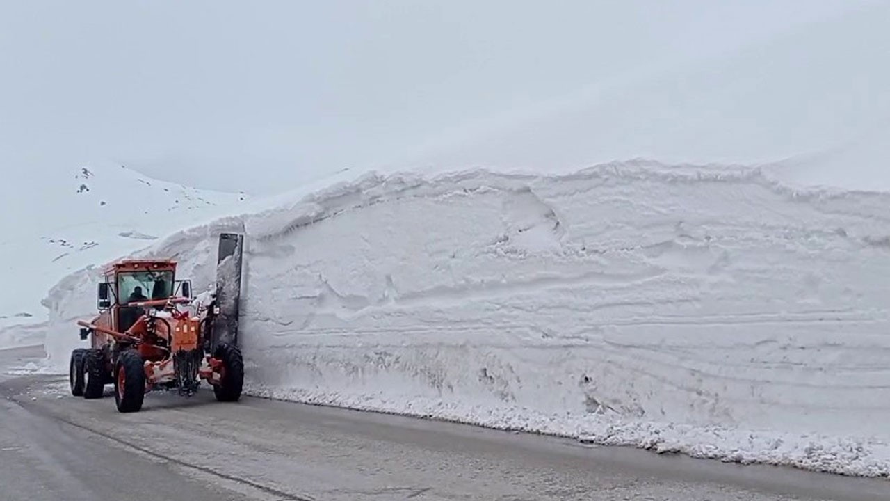 Palandöken Geçidi’nde tipi ulaşımı zorluyor! Nisan bitiyor, kar mesaisi bitmiyor