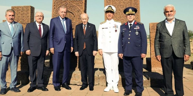 Palavranın cezası yoksa daha çok palavra atarlar! ‘Komutanlar sahneye çıkmadılar’ iddiasına yalanlama