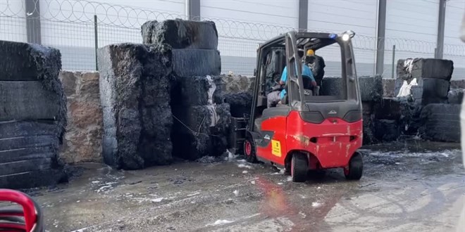 Pamuk fabrikasında yangın: 1 itfaiye eri öldü, 9 kişi yaralandı