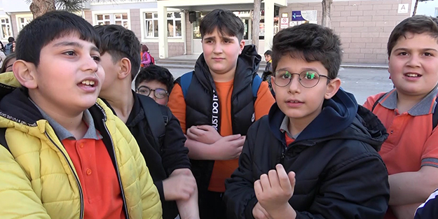 Pamuk şeker yiyen öğrenciler hastanelik oldu!