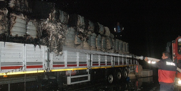 Pamuk yüklü TIR yandı