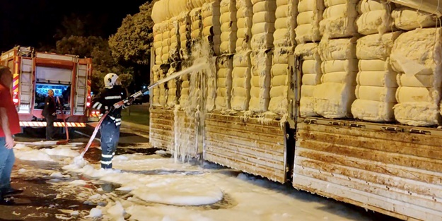 Pamuk yüklü tırın dorsesinde yangın