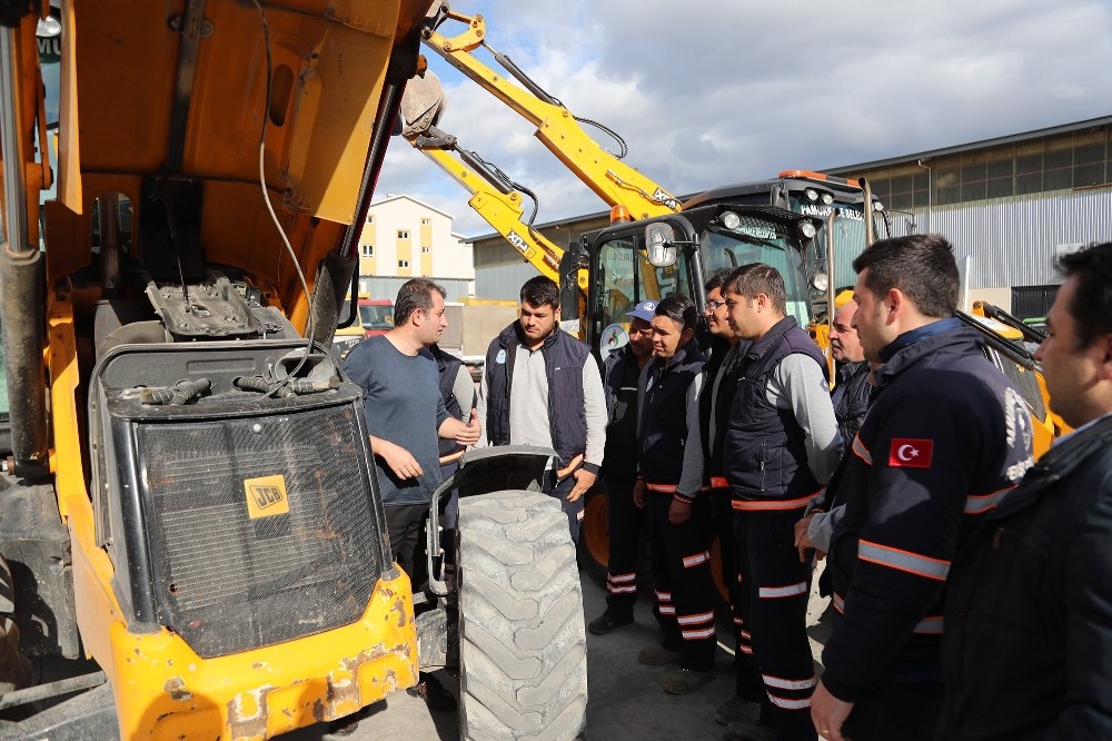 Pamukkale Belediyesi ağır vasıta ve iş makinesi operatörlerine eğitim verdi 