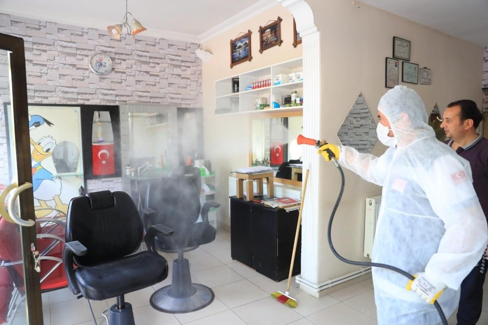 Pamukkale Belediyesi berber dükkanlarını dezenfekte etti 
