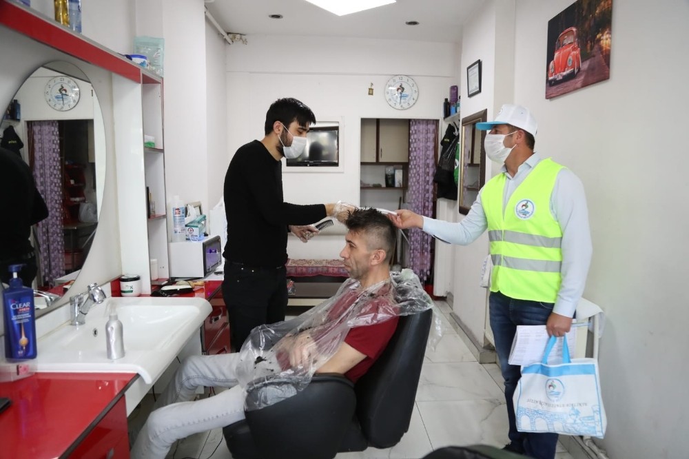 Pamukkale Belediyesi berber ve kuaför salonlarına maske dağıttı 