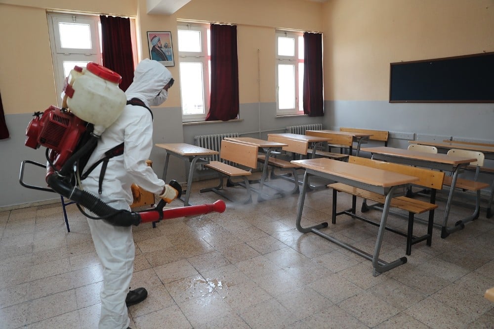 Pamukkale Belediyesi LGS’nin yapılacağı okullarda dezenfekte etti 