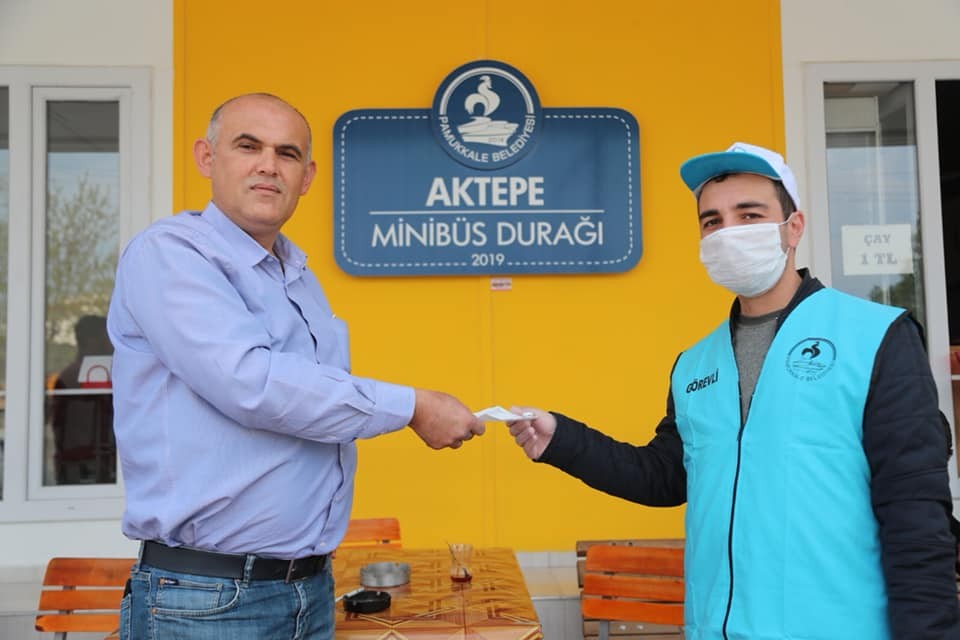 Pamukkale Belediyesi vatandaşlara 200 bine yakın ücretsiz maske dağıttı 