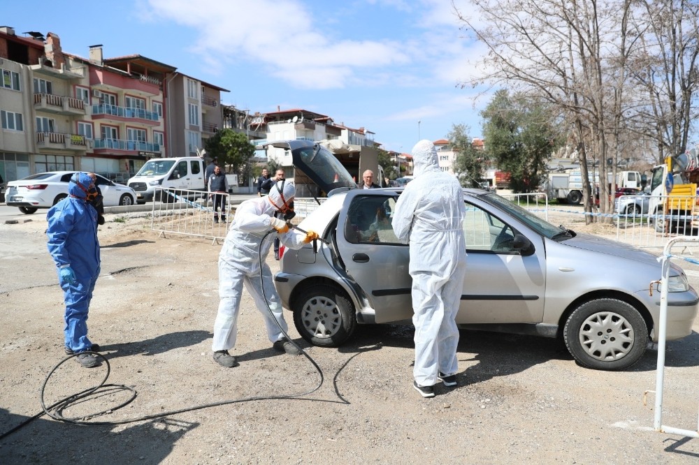 Pamukkale Belediyesi vatandaşların araçları ücretsiz dezenfekte etti 