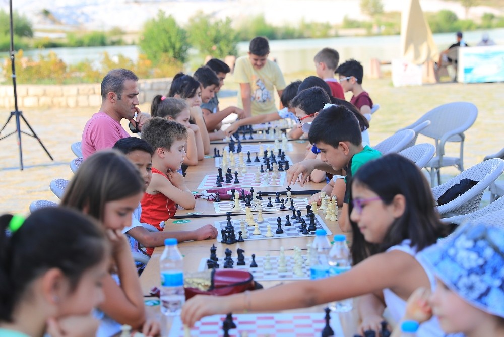Pamukkale Belediyesi’nden ‘Sokakta Satranç Var’ etkinliği 