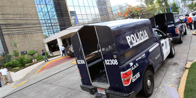 Panama belgeleri bir bakanın daha kellesini götürdü