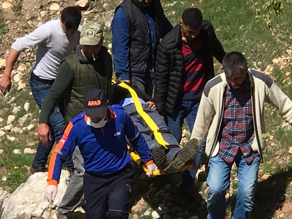 Pancar toplamak isterken kayalıklardan düştü 