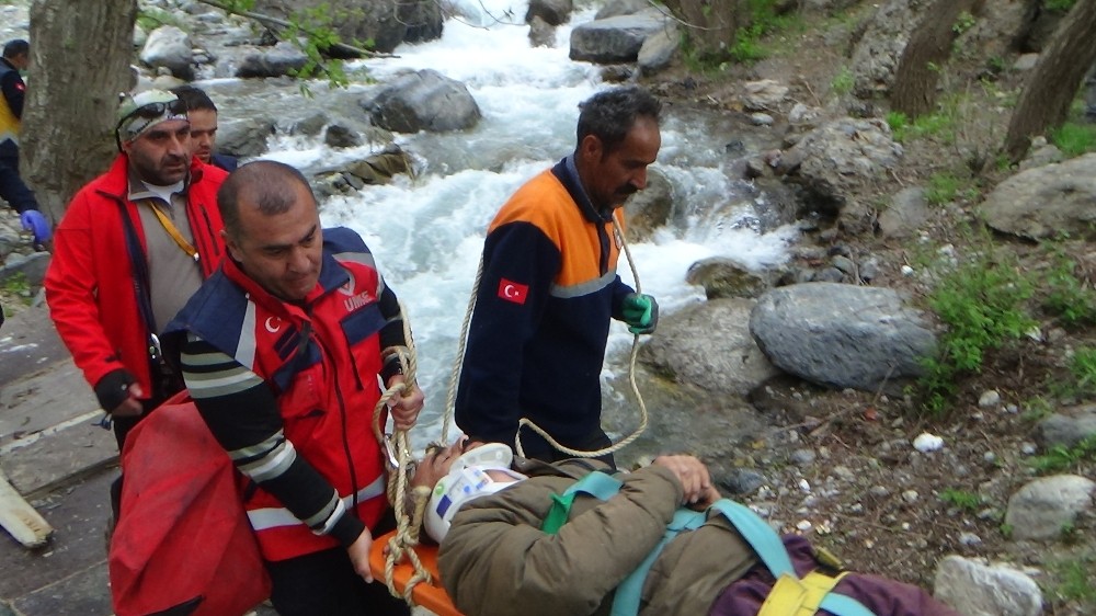 Pancar toplarken ayağı kırılan vatandaş dağda mahsur kaldı 