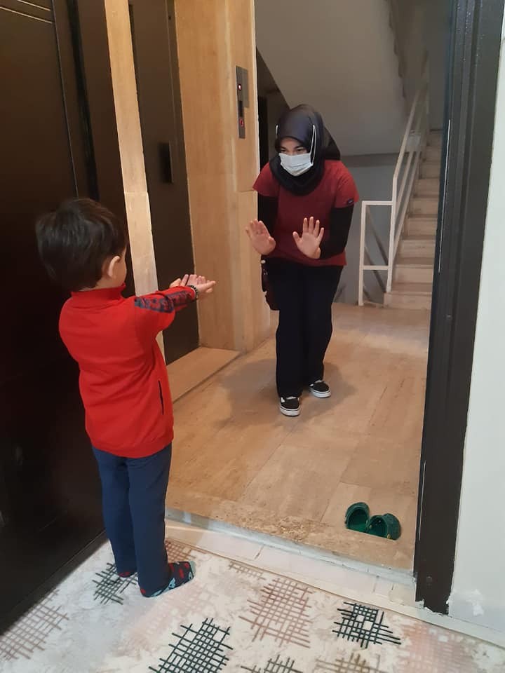 Pandemi hemşiresinin minik oğluyla duygusal görüşmesi 