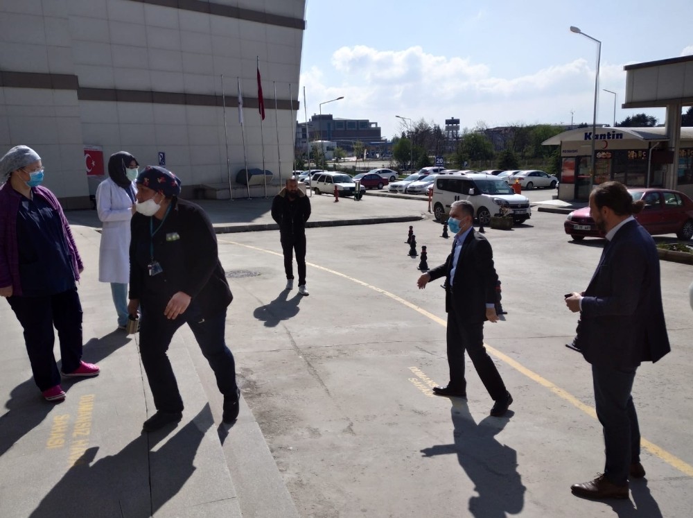 Pandemi polikliniğinde incelemelerde bulundu 