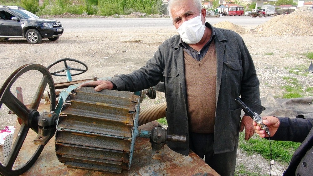 Pandemi sürecinde evden çıkamayınca elektrik üretti 