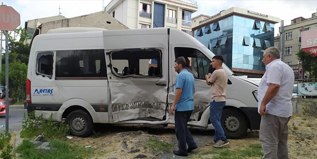 Panelvan ile servis aracı çarpıştı! Yaralılar var