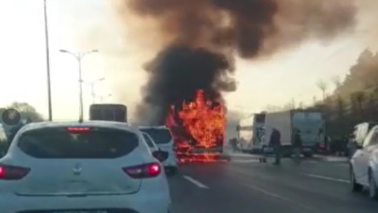 Panik anları! Bayrampaşa'da yolcu otobüsü alevlere teslim oldu