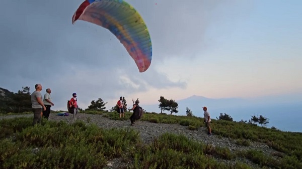 Panik anları kamerada! Gökyüzünden üzerine paraşütçü geldi