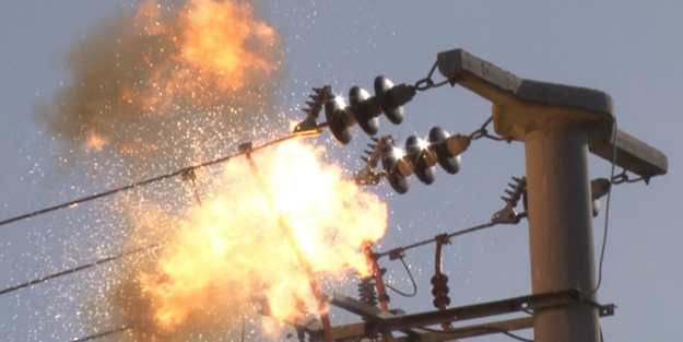 Panik dolu anlar! Elektrik direğindeki patlama anı kameraya yansıdı