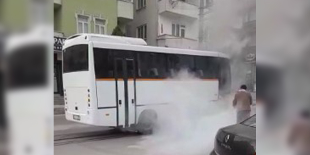 Panik dolu anlar! Seyir halindeki minibüsün altından bir anda alevler yükseldi