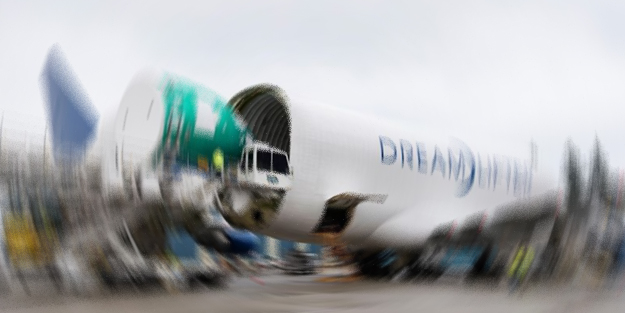 Panik dolu anlar! Uçağın kalkış sırasında iniş takımı koptu