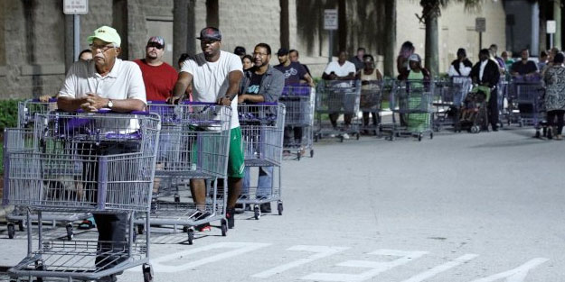 Panik koronavirüsten hızlı yayılıyor! Market önünde kilometrelerce kuyruk oluştu
