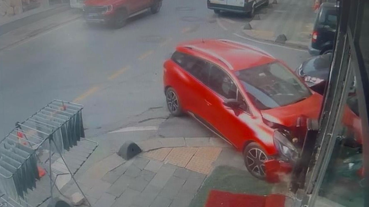 Panik yapan sürücü doğalgaz kutusuna çarptı! O anlar kamerada