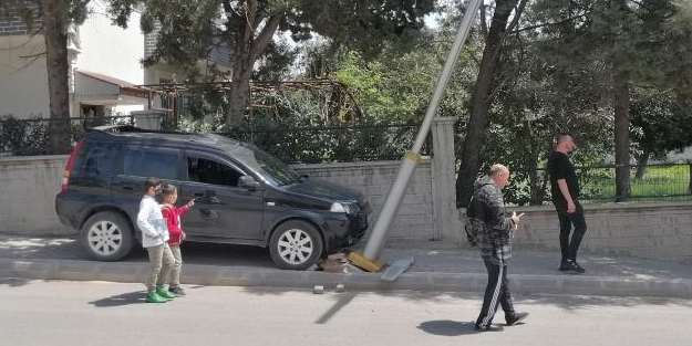 Panik yapan sürücü önce çocuğa sonra direğe çarptı