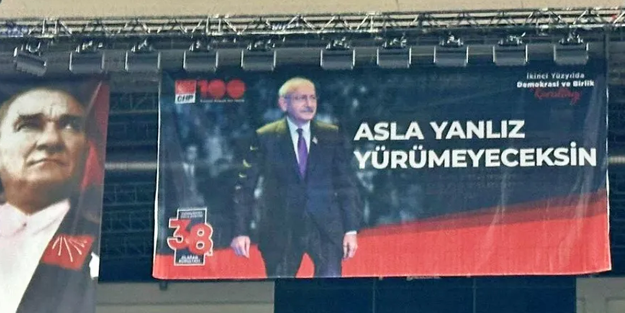 Pankart gündem oldu! CHP'de Türkçe bilen biri yok mu?