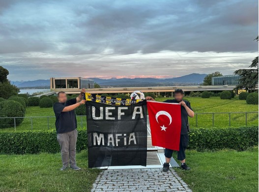 Pankartta yazılana dikkat! İkiyüzlü UEFA'ya en güzel cevap