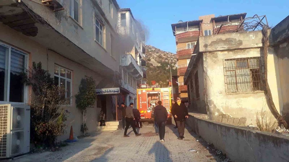 Pansiyonda çıkan yangında bir kişi dumandan etkilendi 