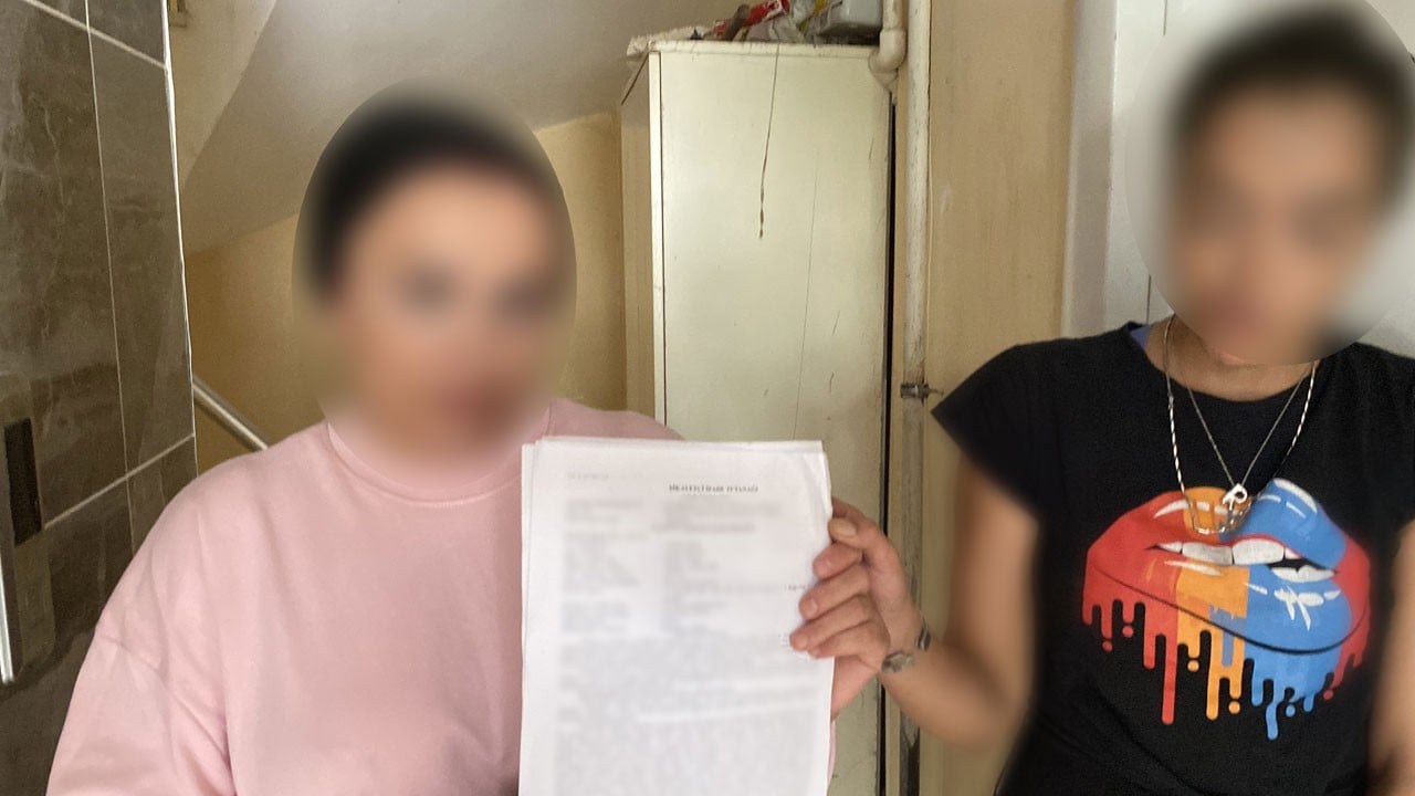 Pansiyonun camını kaldırım taşıyla kırdılar! 2 günlük tatil için gittiler, kabusu yaşadılar