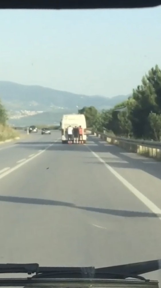 Pantenci gençler, otobüsün arkasında saniye saniye kaydedildi 