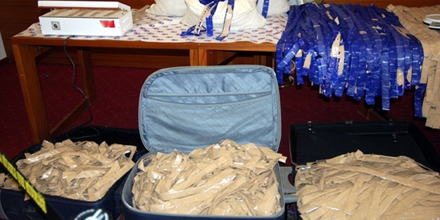 Pantolon kemerlerinden uyuşturucu çıktı