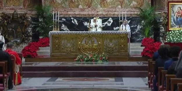 Papa boş meydanda ayin düzenledi