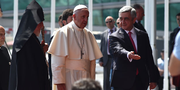 Papa Ermenistan'da Türkler için o kelimeyi kullandı