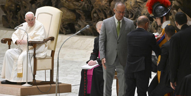 Papa şaşkına döndü! Kalabalığın içinde bir anda yere yığıldı