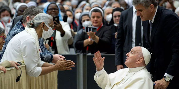 Papa Francis, tekerlekli sandalyede görüntülendi