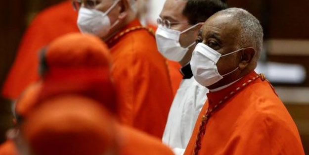 Papa ilk kez siyahi kardinali göreve getirdi