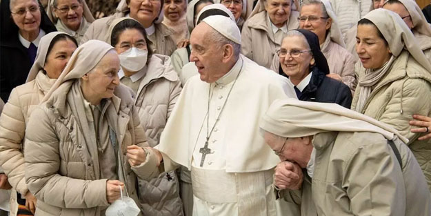 Papa kadınları kızdırdı