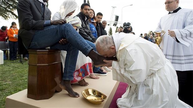 Papa sığınmacıların ayağını öptü