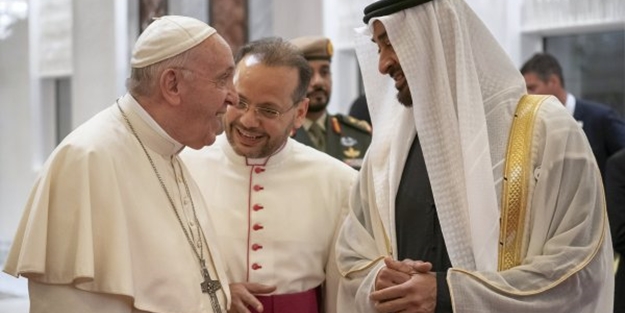 Papa'dan BAE'ye tarihi ziyaret... Coşkuyla karşıladılar!