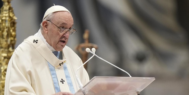 Papa'dan dikkat çeken çıkış: Kapısında havladılar