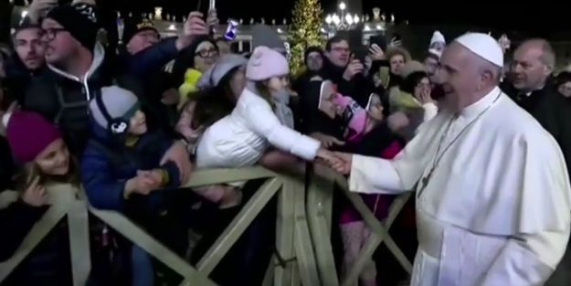 Papa'dan elini tutmak isteyen kadına şiddet! Neye uğradığını şaşırdı
